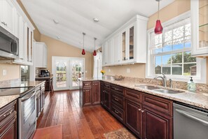 Køleskab, mikrobølgeovn, ovn, kogeplade