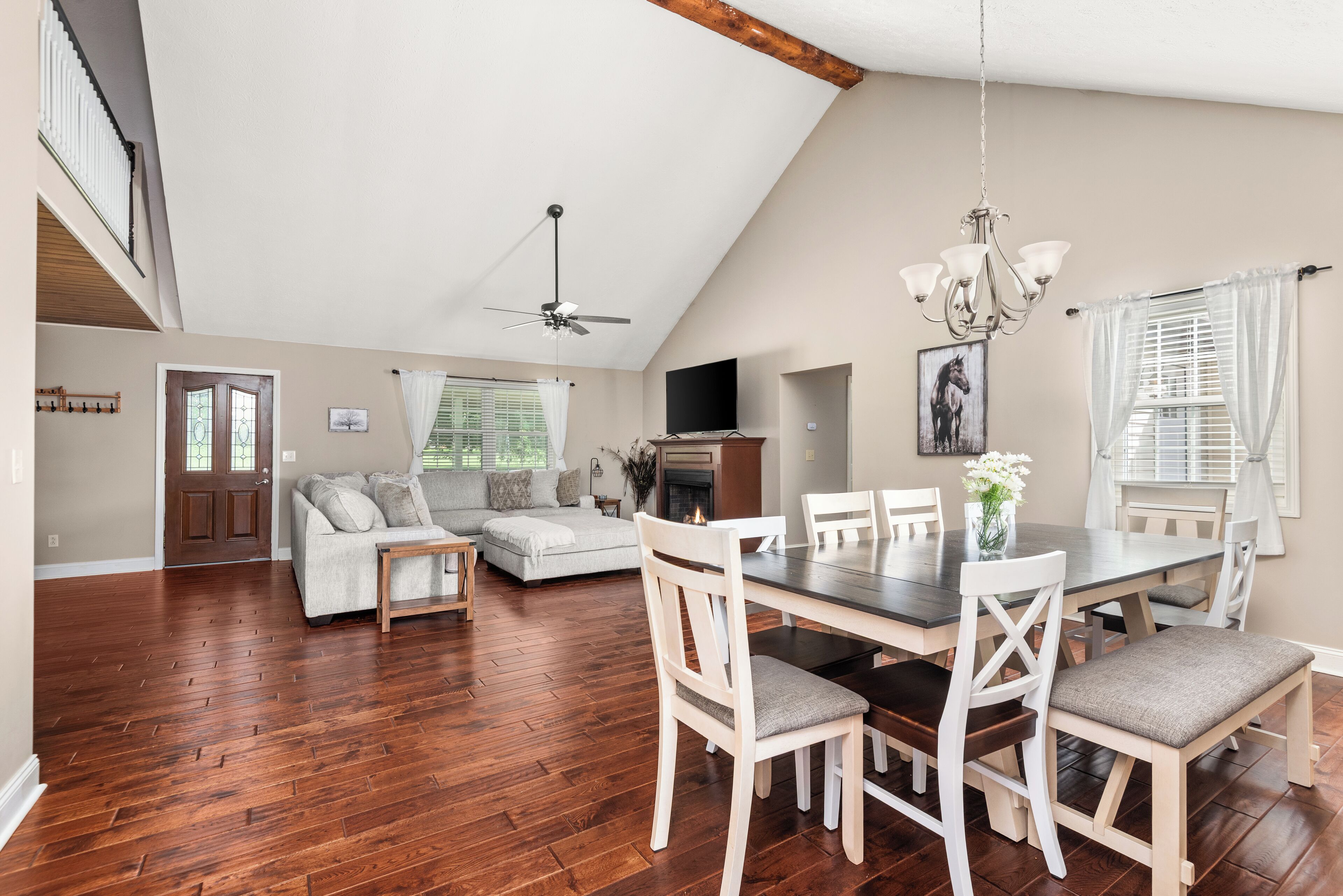 Charming Farmhouse Getaway  Peaceful Country Escape With Modern Comforts! - Springfield, TN