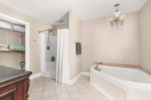 Douche, baignoire Ă jets, sĂšche-cheveux, serviettes fournies