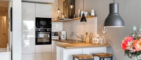 Jääkaappi, uuni, liesi, astianpesukone