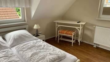 2 bedrooms, iron/ironing board, WiFi