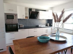 Réfrigérateur, micro-ondes, four, plaque de cuisson