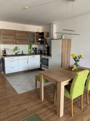 Køleskab, mikrobølgeovn, ovn, kogeplade