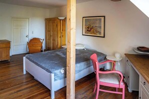 5 bedrooms, desk, iron/ironing board, WiFi