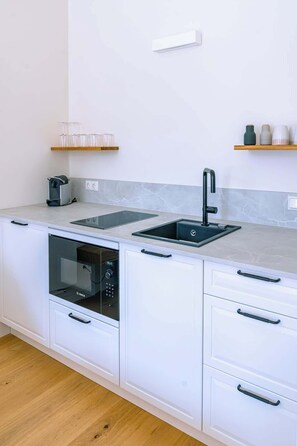 Geladeira, micro-ondas, cooktop, cafeteira/chaleira