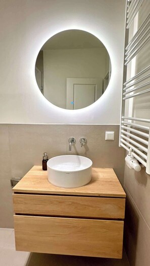 Shower, hair dryer - 1-Raum Appartement „Nr.1“ mit zus. Schlafcouch (Rostock)