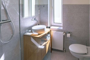 Douche, séchoir à cheveux, serviettes fournies