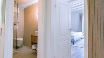 Een douche, een haardroger, handdoeken