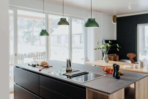 Jääkaappi, uuni, liesi, astianpesukone