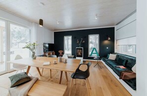 Televisio, takka, työhuone