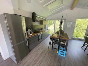 Fridge, oven, stovetop, dishwasher