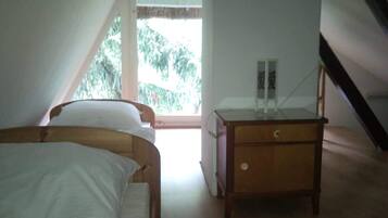 2 Schlafzimmer, Bügeleisen/Bügelbrett