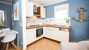 Coffee/tea maker, fridge, oven, stovetop - Helle Ferienwohnung in der Alexandrinenstraße (Rostock)