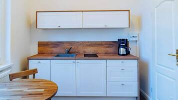 Kühlschrank, Mikrowelle, Herdplatte, Geschirrspüler
