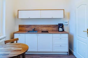 Réfrigérateur, four à micro-ondes, surface de cuisson, lave-vaisselle