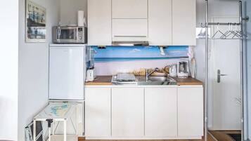Kühlschrank, Mikrowelle, Ofen, Geschirrspüler