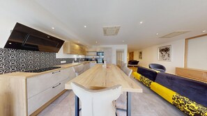 Unclassified image, 2 of 23, button