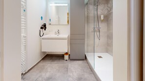 Dusche, Haartrockner, Handtücher, Seife