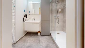 Een douche, een haardroger, handdoeken, zeep