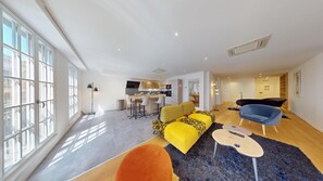 Unclassified image, 5 of 23, button