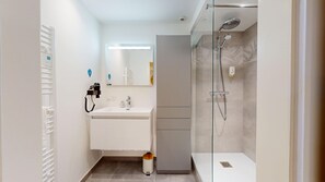 Shower, hair dryer, towels, soap - Le Pignon 2ch 2 sdb (Strasbourg)