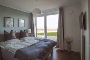 2 bedrooms, iron/ironing board, WiFi
