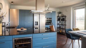 Coffee/tea maker, fridge, microwave, oven - Wohnung Freiblick (Bastorf)