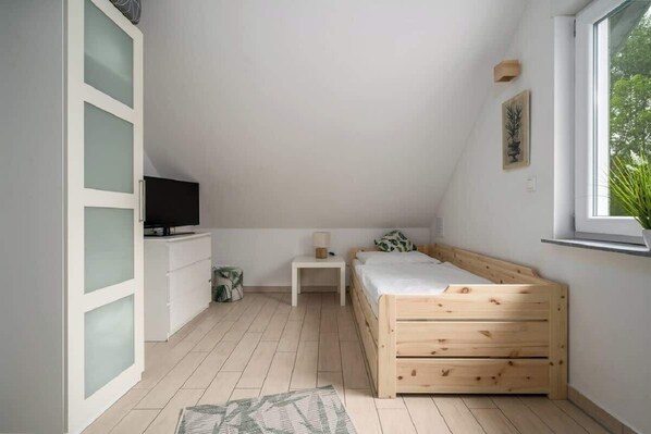 3 bedrooms, travel crib, WiFi