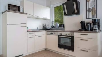 Een koelkast, een magnetron, een oven, een kookplaat