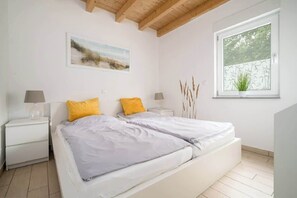 3 bedrooms, travel crib, WiFi