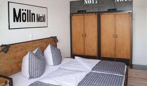 1 bedroom, desk, iron/ironing board, WiFi