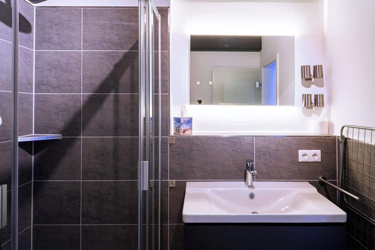 Dusche, Haartrockner, Toilettenpapier