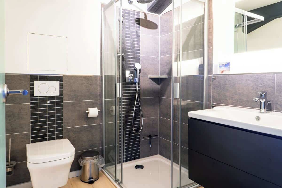 Dusche, Haartrockner, Toilettenpapier