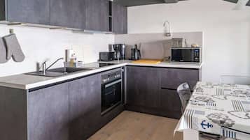 Frigorífico, horno, placa de cocina y lavavajillas