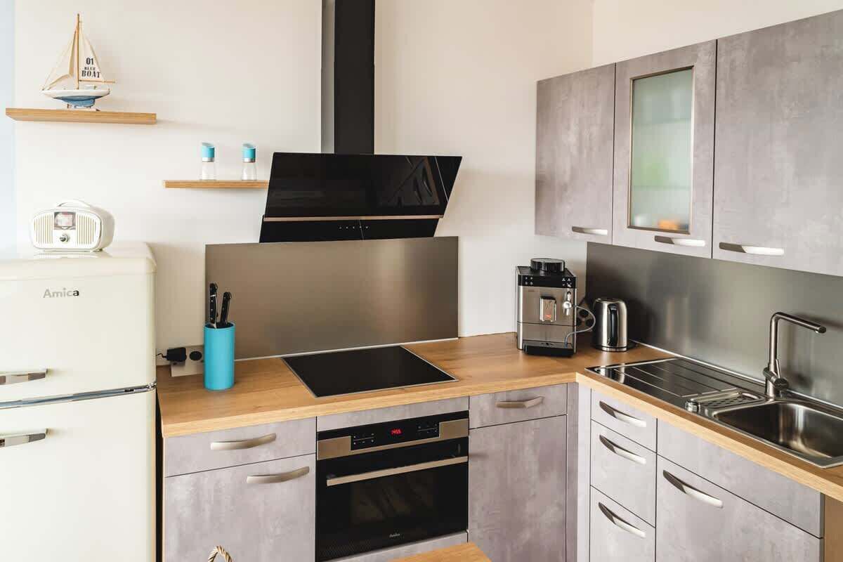 Kühlschrank, Mikrowelle, Ofen, Herdplatte