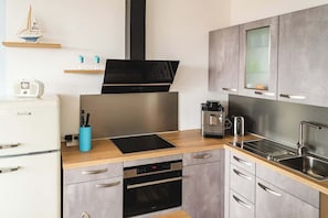 Réfrigérateur, four à micro-ondes, un four, surface de cuisson