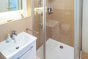 Shower, hair dryer - Windrose Summary:<br>Bod (Barth)