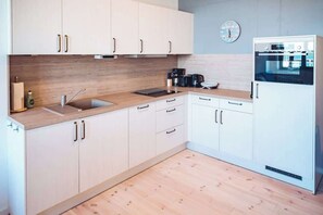 Køleskab, mikrobølgeovn, ovn, kogeplade