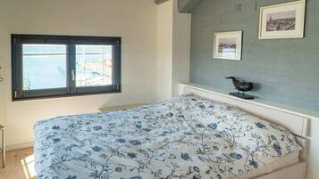 1 bedroom, desk, WiFi