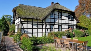 Outdoor dining - Reetdachfachwerkvilla OG (Bergen auf Rügen)