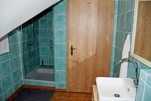 Shower, hair dryer - Reetdachfachwerkvilla OG (Bergen auf Rügen)
