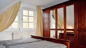 3 bedrooms, iron/ironing board, WiFi, bed sheets - Reetdachfachwerkvilla OG (Bergen auf Rügen)