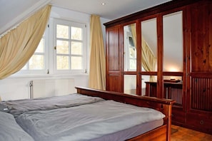 3 bedrooms, iron/ironing board, WiFi, bed sheets - Reetdachfachwerkvilla OG (Bergen auf Rügen)