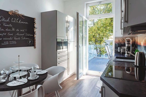 Réfrigérateur, four à micro-ondes, un four, surface de cuisson