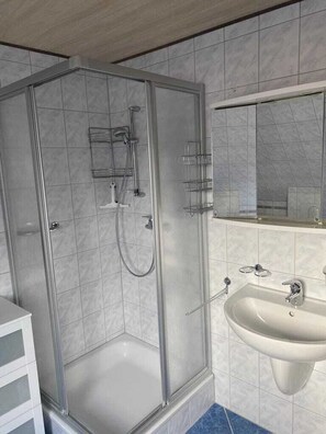 Shower, hair dryer, toilet paper - Ferienwohnung Rosenweg (Rambin)