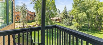 Minutes from Town & Slopes | Hot Tub |Private W/D | On Bus Route