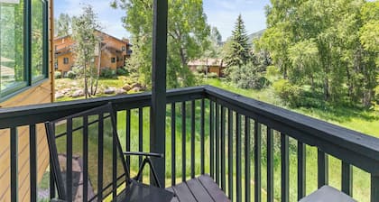 Minutes from Town & Slopes | Hot Tub |Private W/D | On Bus Route