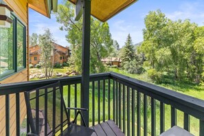 Property grounds - Minutes from Town & Slopes | Hot Tub |Private W/D | On Bus Route (Steamboat Springs)