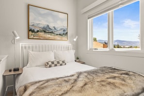 2 bedrooms, desk, internet, bed sheets