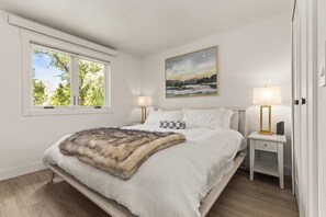 2 bedrooms, desk, WiFi, bed sheets